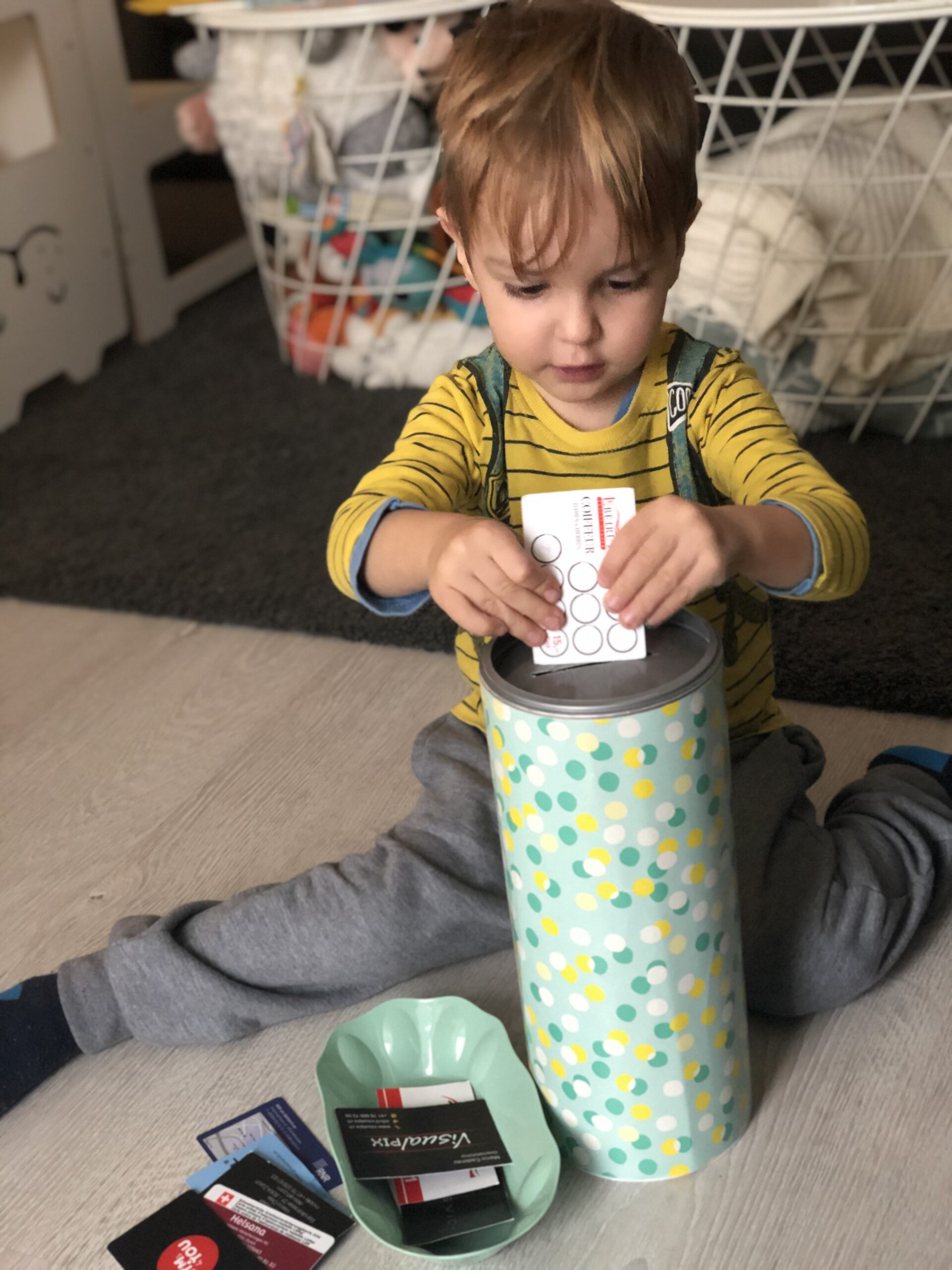 Card slot drop Happy Mommy Pose